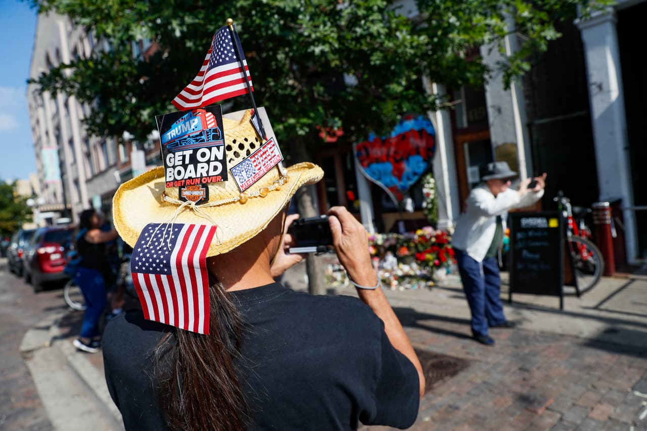 Pero no solo ha habido protestas contra el presidente. También sus partidarios han salido a manifestarse. Un partidario del presidente toma una fotografía del monumento improvisado para las víctimas del ataque en Dayton, donde murieron 9 personas. La alcaldesa de Dayton, Nan Whaley, demócrata, dijo que le daría la bienvenida al presidente republicano.