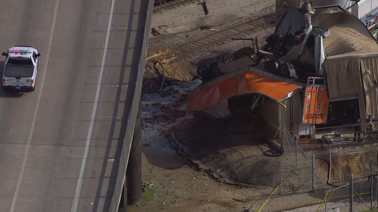 El camión quedó volcado al revés y en conductor quedó atrapado en la cabina aplastada.