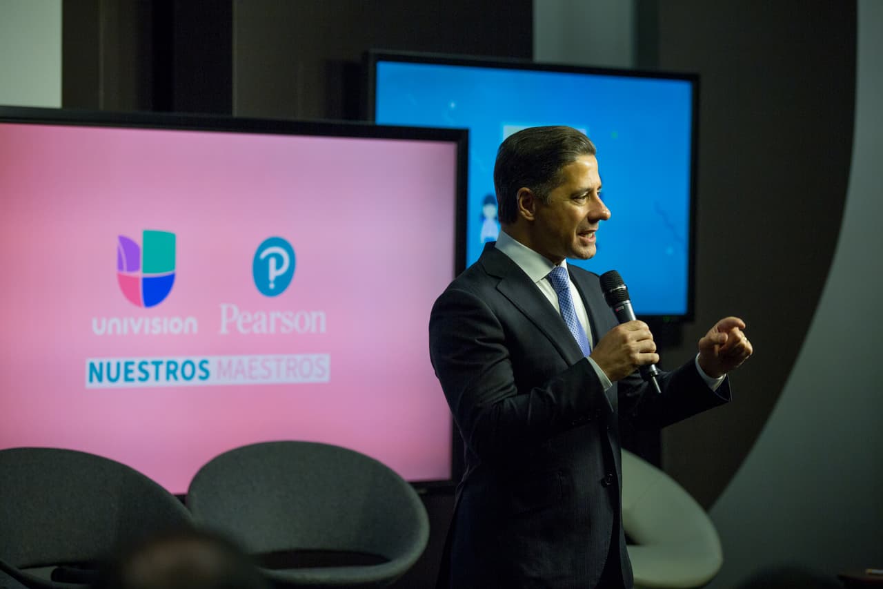 Carvalho, habla frente a la audiencia en los estudios de Univision Noticias en Miami, Florida: "Este es el momento para nuestros niños... somos tan estadounidenses como quienes nos precedieron y el futuro de nuestra nación depende de la educación que le proveamos".