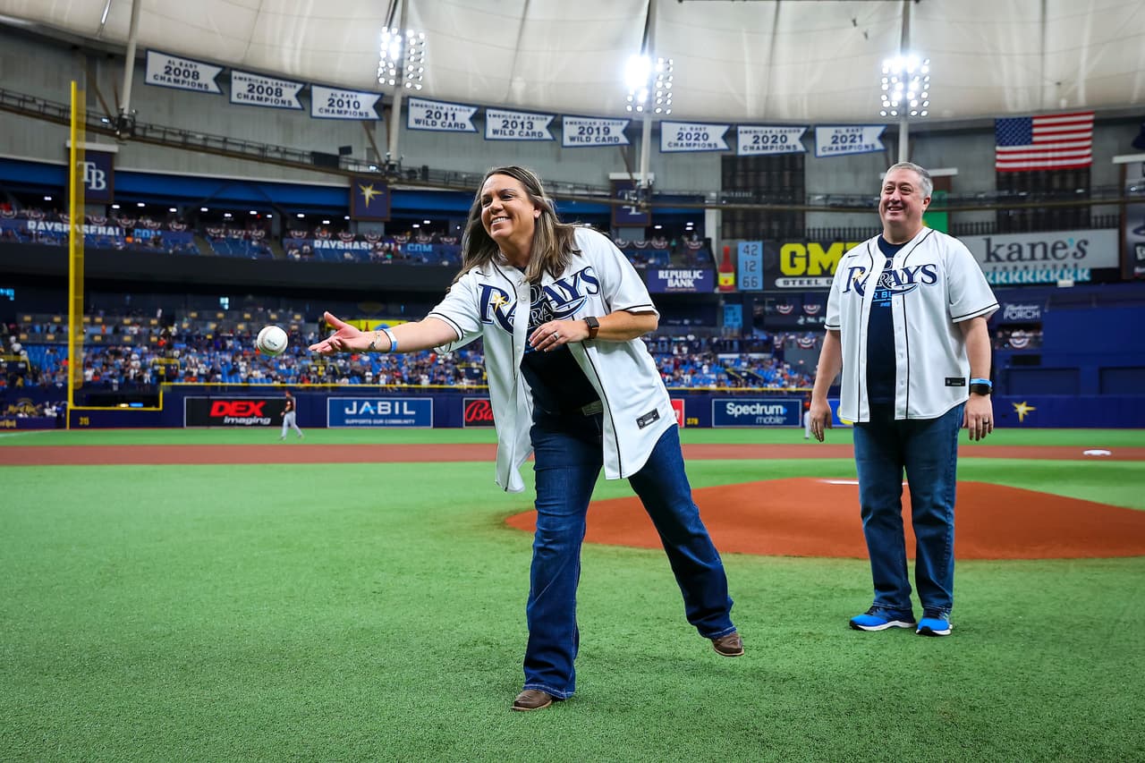 Policía Toni Schuck lanza la primera pelota en el juego inaugural de los Rays