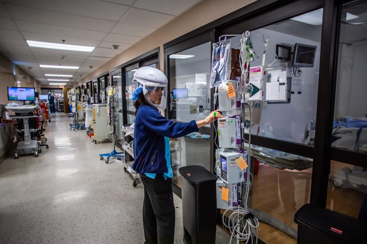“Duele que se rehúsen a usar una mascarilla", dijo Mónica Hernández, una 
<a href="https://www.univision.com/local/los-angeles-kmex/duele-que-se-rehusen-a-usar-una-mascarilla-el-dia-a-dia-de-una-enfermera-que-batalla-contra-el-coronavirus-video"><b>enfermera de cuidados intensivos</b></a> quien aseguró que el equipo de médicos y enfermeros están trabajando al límite de sus capacidades.