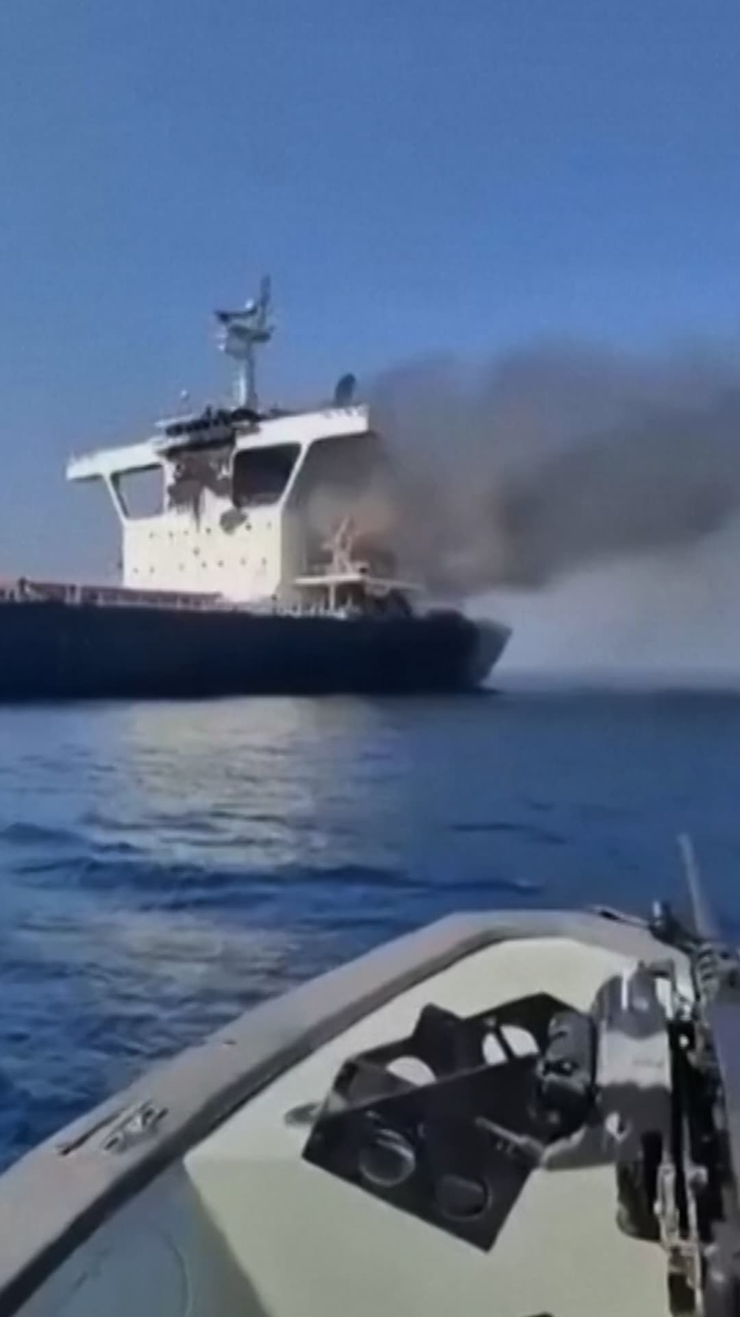 Un barco de carga sufre un ataque en el estrecho de Ormuz