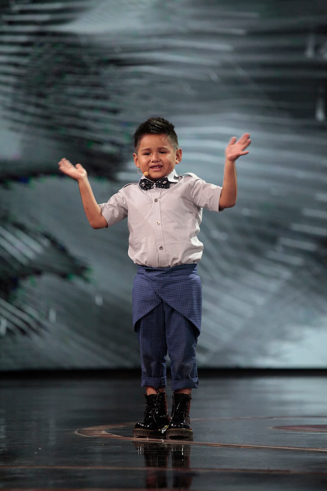 Su capitán Giovani Chávez (5 años) se ha dedicado a conquistar los corazones de los espectadores con sus ocurrencias e inocencia. Encantó desde el primer día, cuando casi termina llorando por culpa del detector de mentiras. Y así lo hizo a lo largo de toda la temporada, cuando nos presumió su mirada de galán, cuando juró que Juan Gabriel estaba vivo, cuando no cayó en la tentación del set de los dulces...