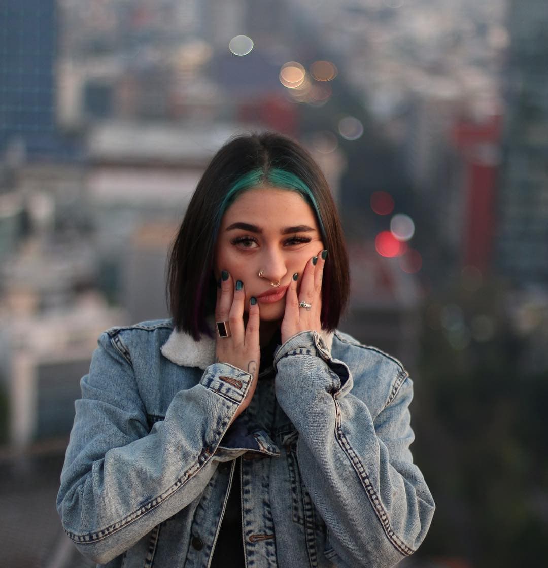 Con lágrimas en los ojos, comentó: “yo 
<b><a href="https://www.univision.com/famosos/tratando-de-no-llorar-novia-de-luisito-comunica-se-dirige-a-sus-fans-tras-revelarse-supuesta-infidelidad-del-influencer-video">dudo de la veracidad</a></b> de todo esto, pero de todas maderas agradecería mucho que me dejen de etiquetar en esas cosas porque no saben cómo es”.