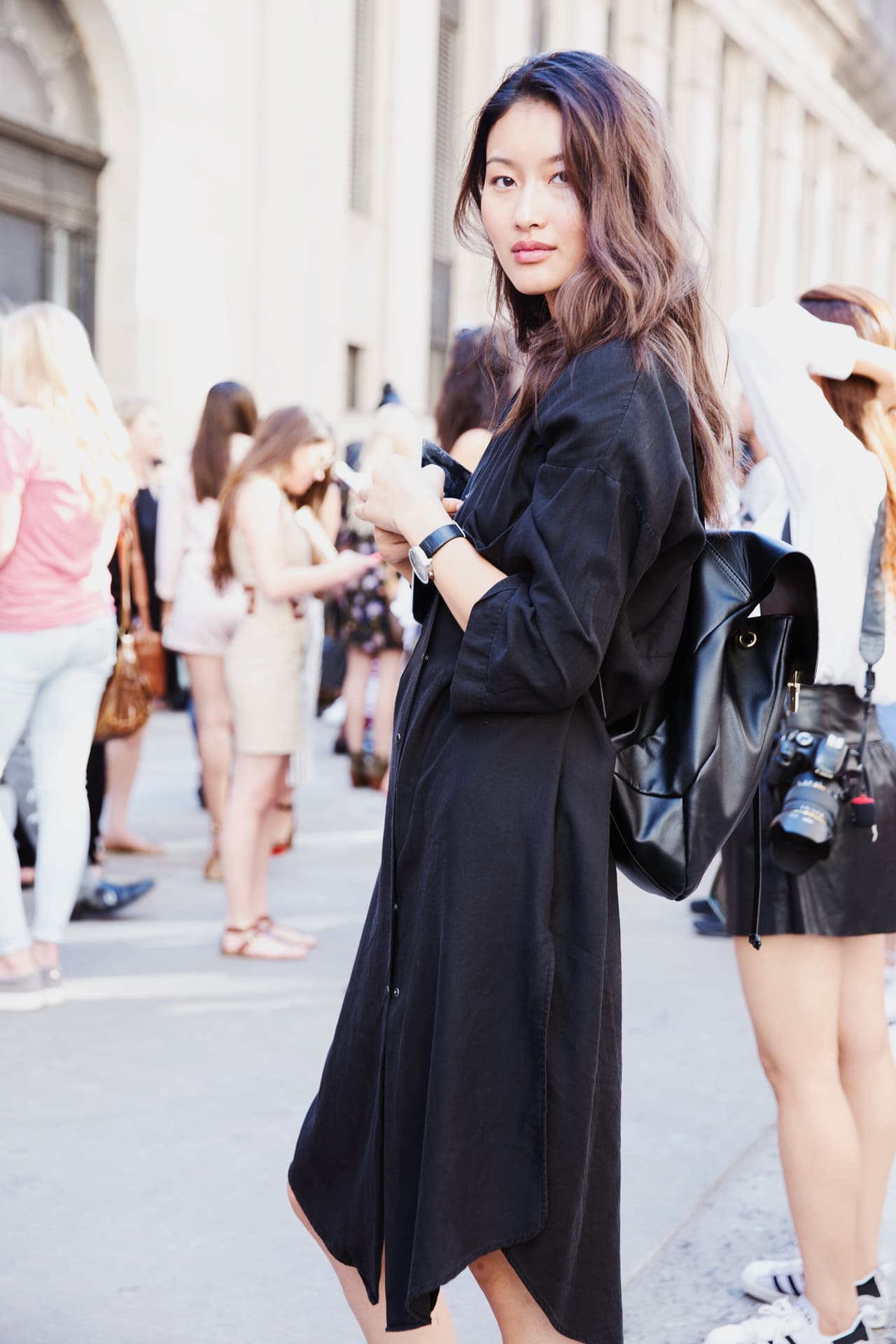 Su austeridad es algo que todos los burqueses de otros siglos usaban para diferenciarse de la rimbombante aristocracia. Esa misma sobriedad hizo que ya en nuestros días el negro se convirtiera como en un color del uniforme urbano, uno que es el comodín de todas las ocasiones y estaciones. Porque como lo deja claro este street style, el verano hace rato que también se vistió de oscuro.