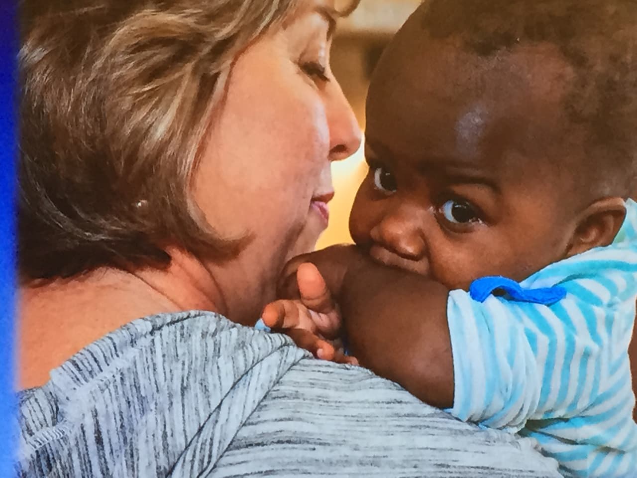 La pequeña se encuentra en Chicago con una familia de acogida mientras sus padres y hermanos esperan su regreso a casa.