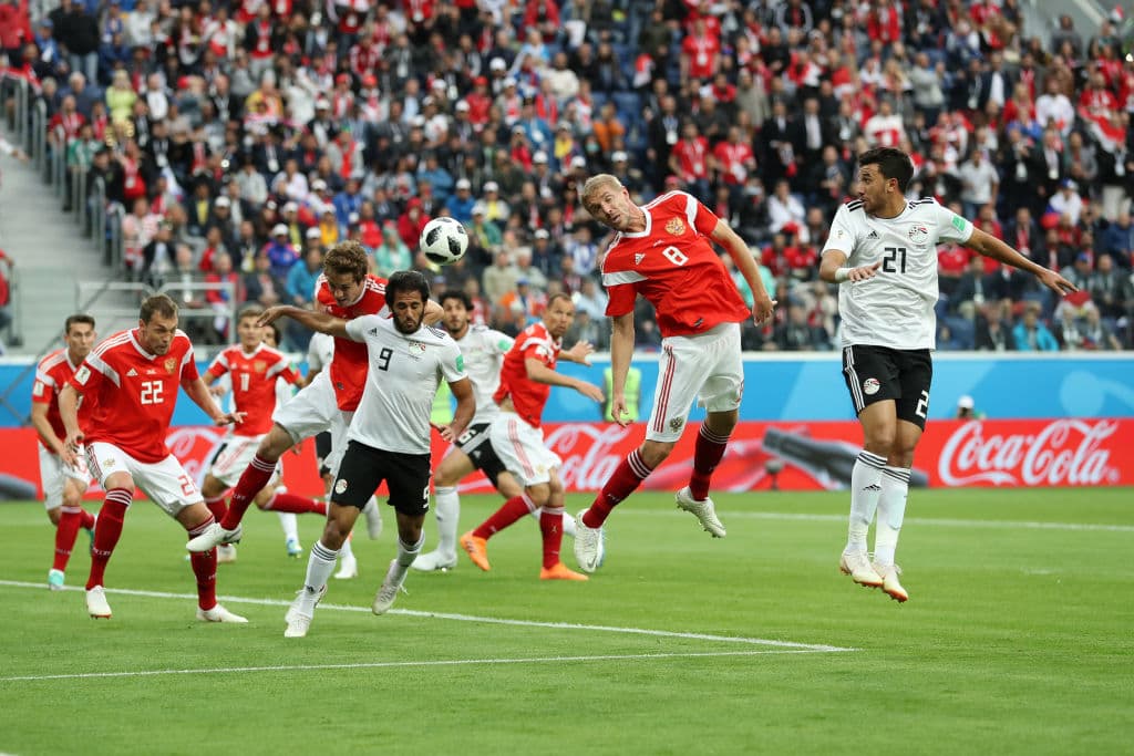 Aprovechándose de su estatura, los rusos intentaron en repetidas ocasiones ir con el juego aéreo, pero no estuvieron finos los locales.