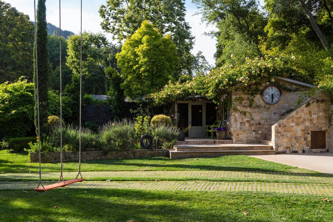 La fuente citada afirmó que la residencia “tenía recuerdos del pasado para JLo, que es una de las razones por las que quería irse de ahí en primer lugar”. 
<br>