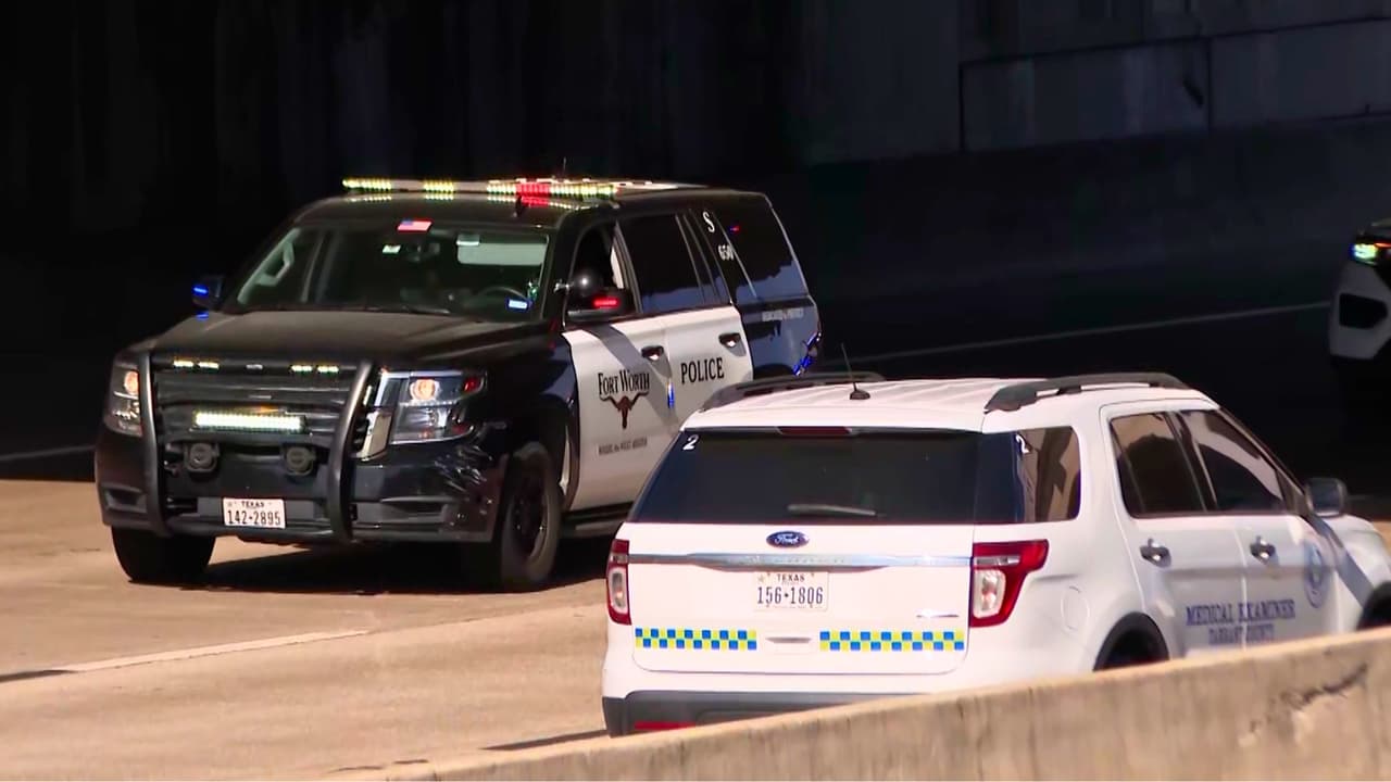 <h3 class="cms-H3-H3">En resumen 💡</h3> 
<b>👉🏻 Qué pasó:</b> una mujer murió baleada este jueves en la I-20 de Fort Worth tras una discusión de tránsito con otro conductor. 
<br>
<b>👉🏻 No es un caso aislado: </b>es la segunda mujer baleada en un episodio similar en la ciudad en solo ocho días. La primera, el 5 de agosto, sobrevivió. 
<br>
<b>👉🏻 Sospechoso casi sin rastro:</b> la Policía solo sabe que es un hombre, no hay descripción del auto pese a que varios testigos vieron el ataque. 
<br>
<b>👉🏻 Autopista cerrada horas:</b> los carriles este de la I-20 estuvieron bloqueados más de seis horas mientras la Policía buscaba evidencia a pie, y reabrieron cerca de la 1:26 p.m. 
<br>
<b>👉🏻 Qué falta:</b> la identidad de la víctima aún no fue confirmada oficialmente, y no hay arrestos hasta el momento.
<br>
<br>Si te encuentras en una situación de emergencia y necesitas ayuda inmediata, llama al 911.