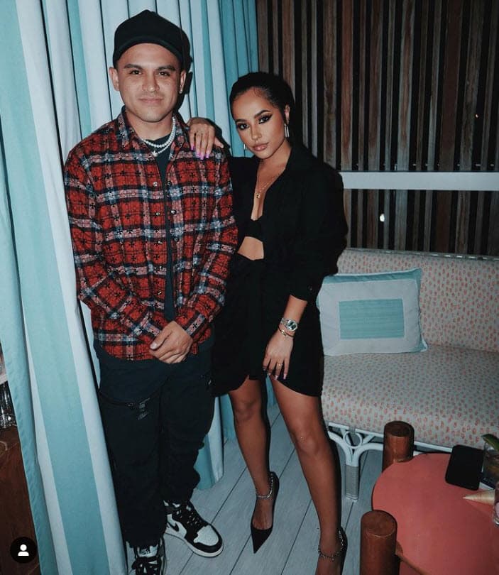 Emilio es parte del 
<b>equipo de Becky G, es su fotógrafo.</b>
<br>