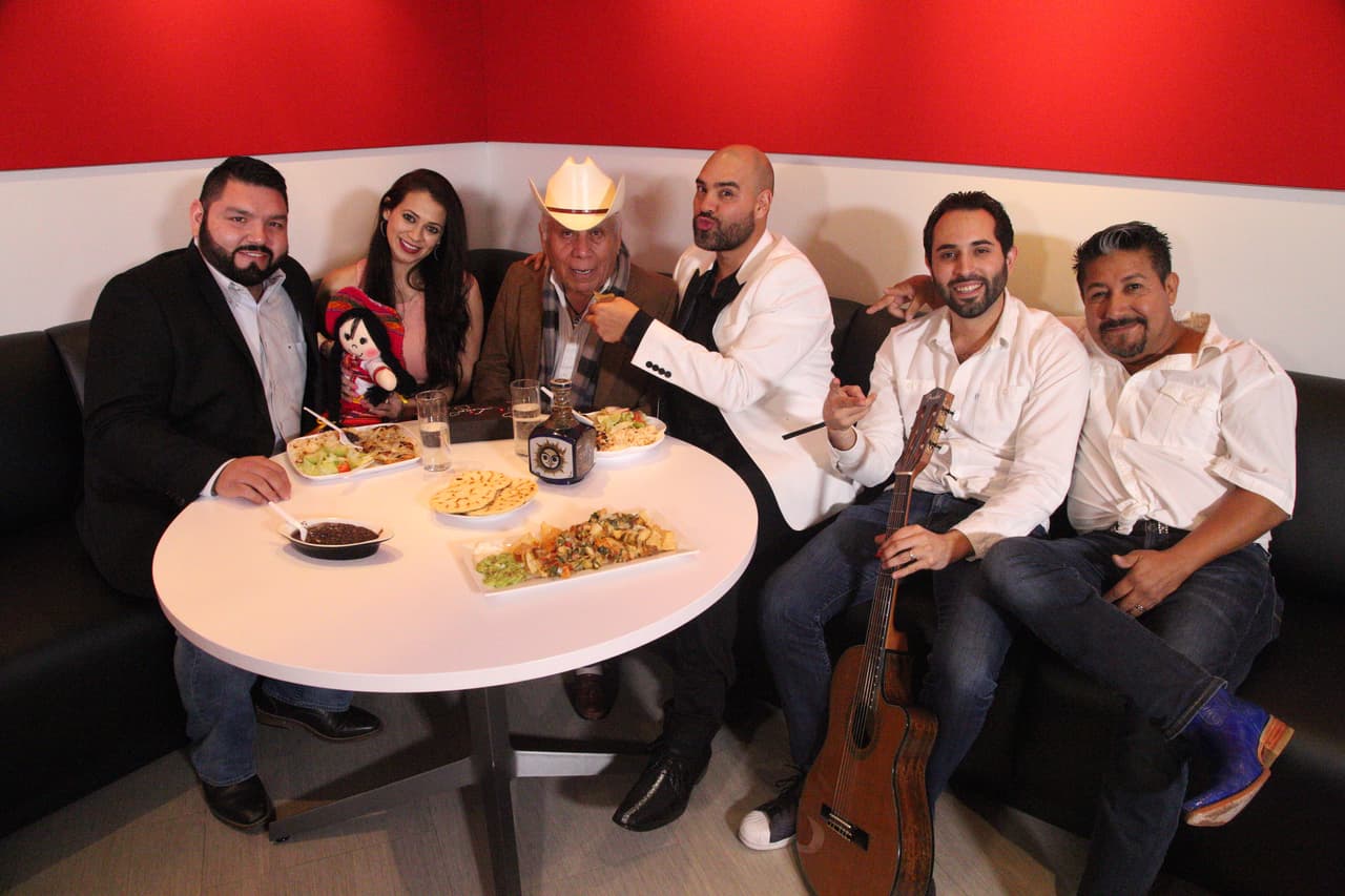 Carla Medrano al lado de todos los responsables de este inolvidable día de San Valentín en 2017.