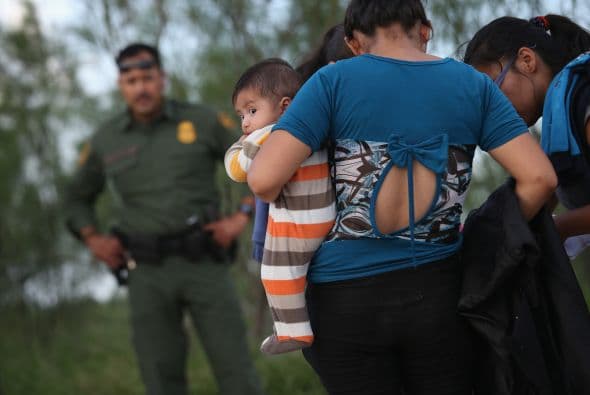Pero no todos consiguen su objetivo, y ven sus sueños truncados cuando son interceptados por las autoridades.