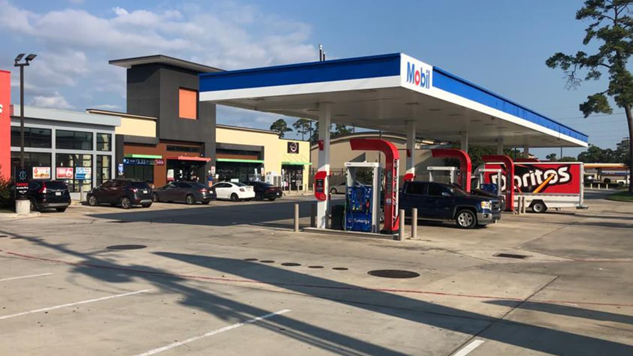 Alrededor de las 5 am, de este jueves, un hombre se detuvo en una gasolinera en la cuadra 22500 de Imperial Valley, dejó del Jeep Cherokee de color negro encendido y entró al establecimiento.