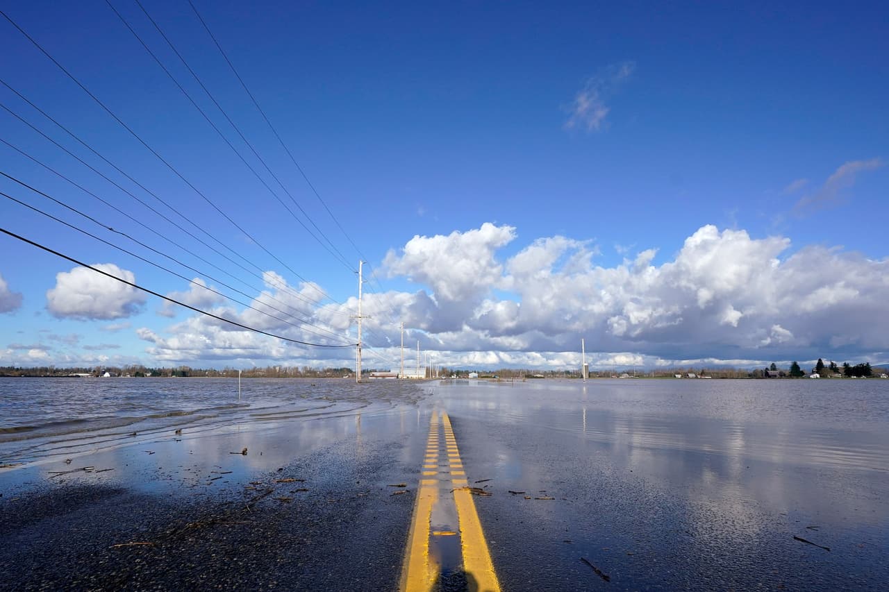 Una vía bajo el agua cerca de Everson, a unas 5 millas de la frontera con Canadá. Las inundaciones repentinas pusieron en alerta a los rescatistas en las ciudades vecinas de Sumas (EEUU) y Abbotsford (Canadá).
<br>
<br>Miles de personas en ambos lados de la frontera fueron obligadas a abandonar sus hogares a partir del domingo por la noche.