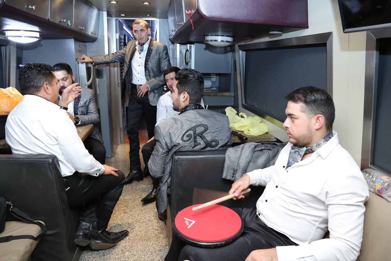 Una vez el bus llega a su destino final, la acción comienza para los integrantes de El Recodo, quienes empiezan a ensayar los instrumentos y a ultimar cada detalle para subir al escenario y complacer al público.