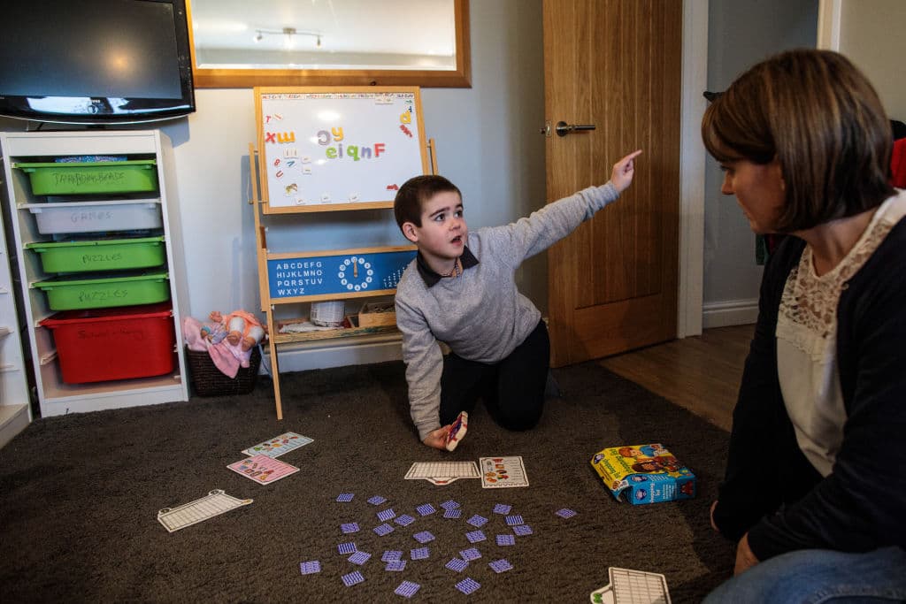 Alfie Dingley juega con su madre en su casa.
