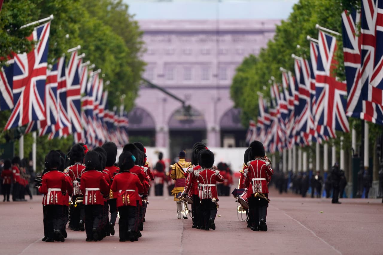Soldados marchan por el Mall mientras participan en la ceremonia Trooping the Color, en Londres, el sábado 15 de junio de 2024.