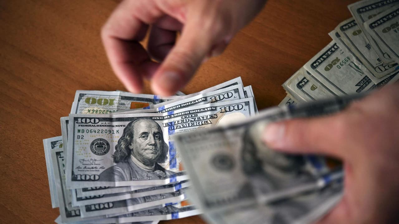 Proponen ley para convertir en crimen el robo de salario en NY