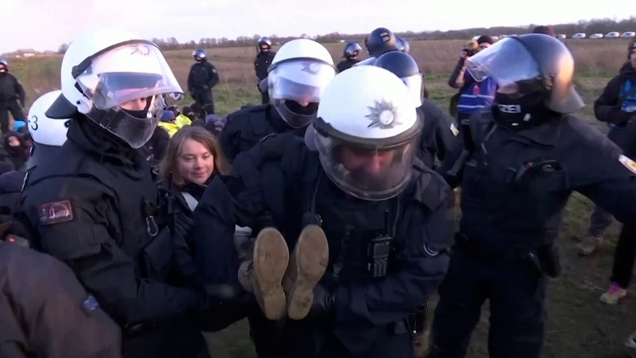 Así fue arrestada Greta Thunberg durante una protesta contra una mina de carbón en Alemania