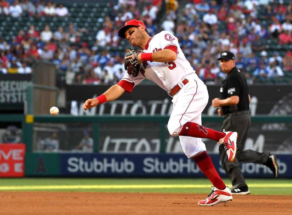 El segunda base veterano Ian Kinsler pasa de los Angels a los Boston Red Sox. Los Ángeles recibe a los relevistas Williams Jerez (LHP) y Ty Buttrey (RHP).
