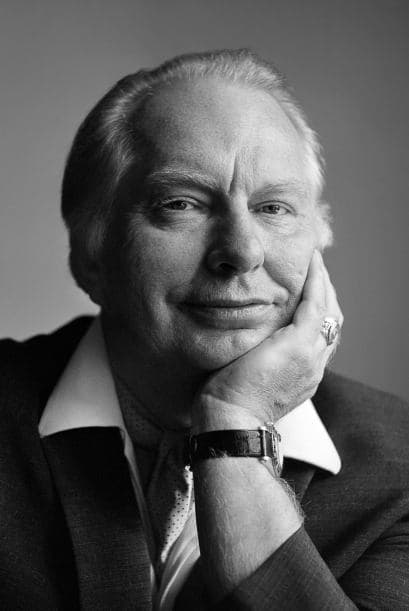 Wright dedica la primera parte de Going Clear a Hubbard, en la foto, un hombre al que describe como complejo, encantador, delirante y visionario, y sigue el extraordinario viaje de Hubbard de autor de ciencia ficción a líder religioso. Esta sección biográfica inicial podría presentarse como un libro fascinante en sí mismo, según el artículo de Buddy Jackson.