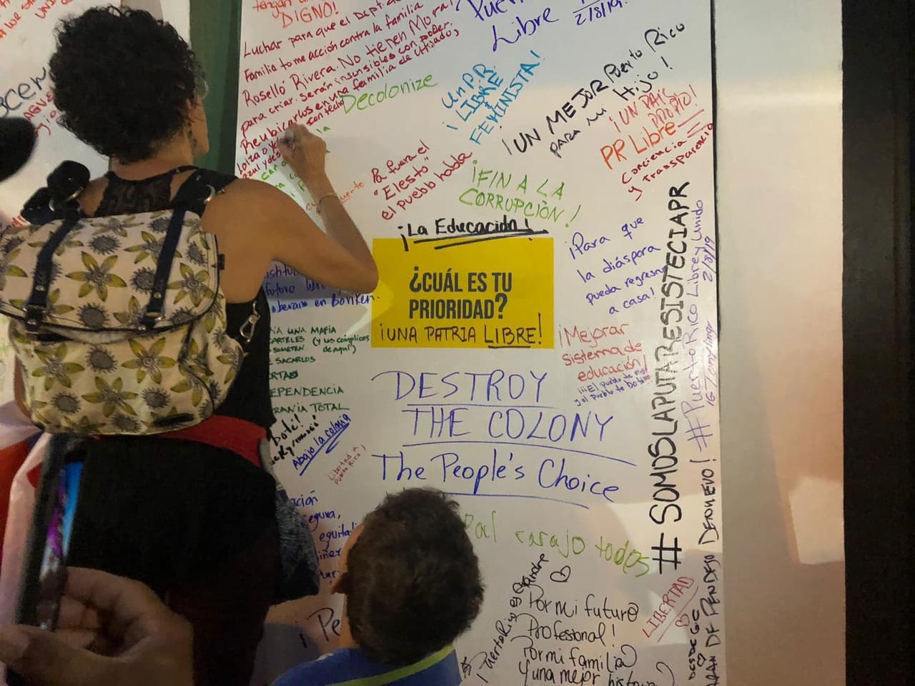 "¿Cuál es tu prioridad? ¡La Educación!", expresó un puertorriqueño en los tablones de expresión.