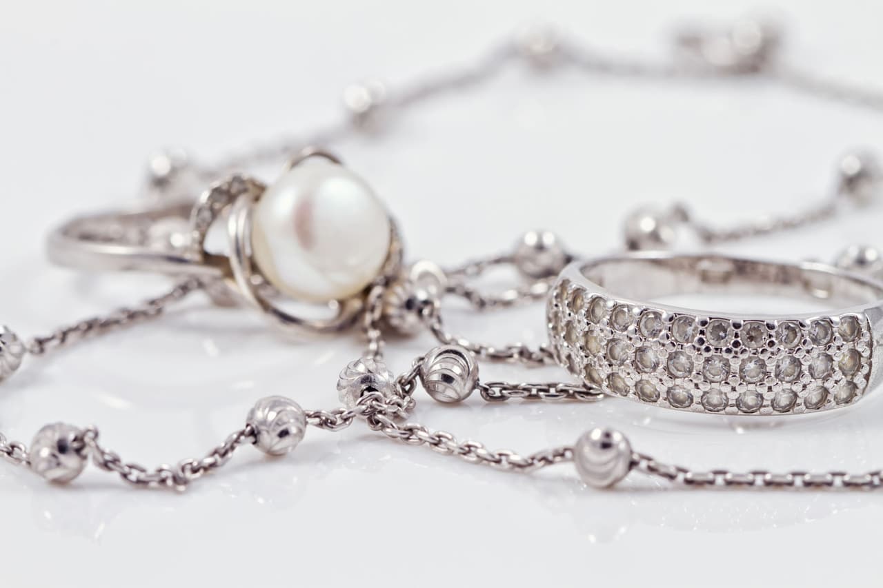 Otro de los consejos es usar limón con sal, así de simple, parte un limón, usa solo una parte agrega sal y a frotar. Úsalo las veces que sea necesario, hasta que quede completamente limpio.