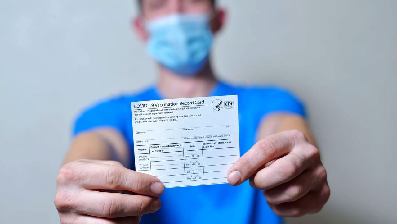 <b>Precaución extrema</b>: se requiere prueba de vacunación para la mayoría de los lugares; se requieren máscaras en el interior.