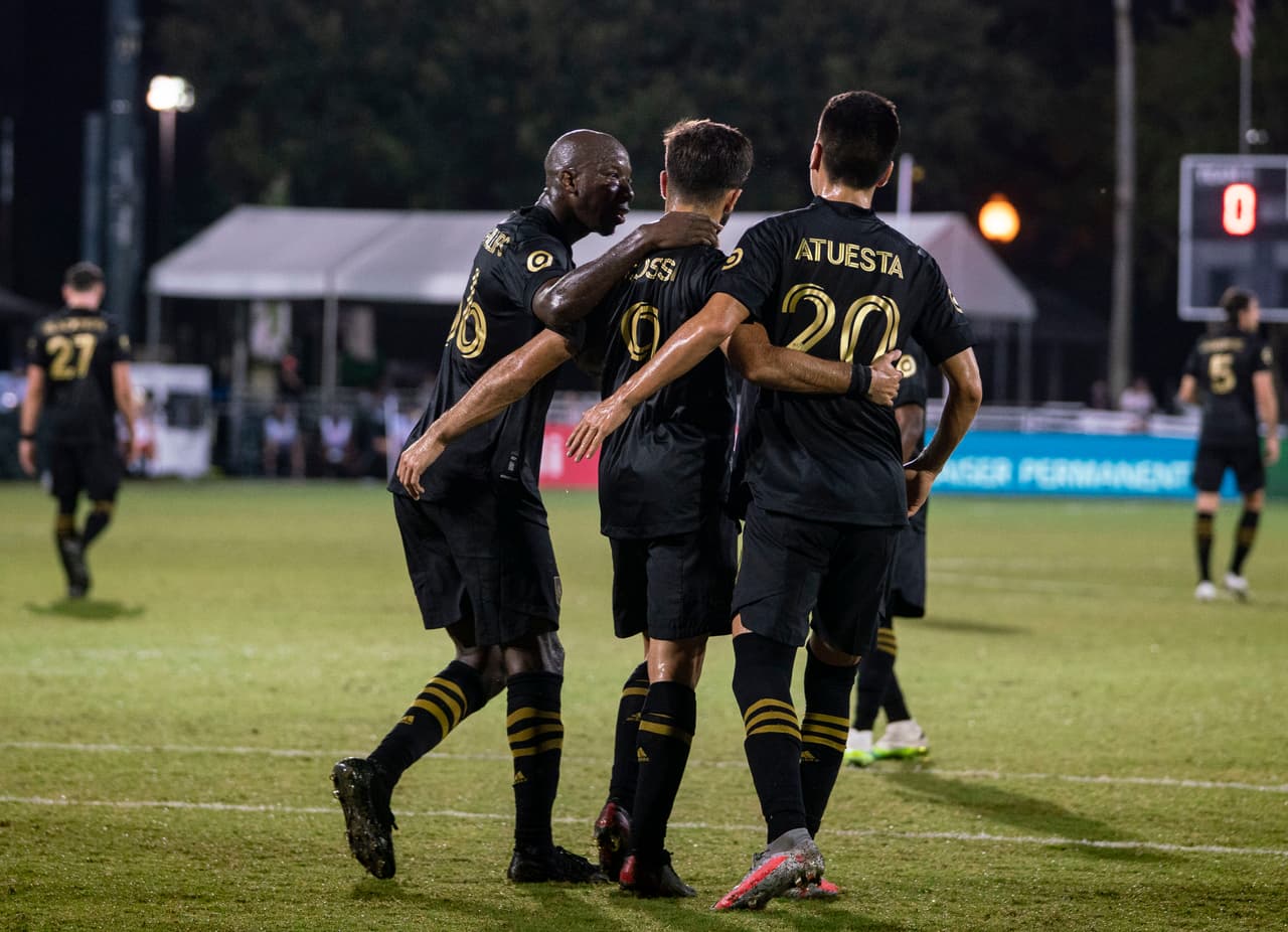 El empate llegó al 45+2’. Diego Rossi aprovechó un garrafal error defensivo de Steres para marcar su doblete en el partido.