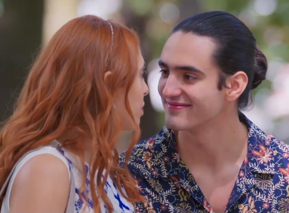 "Le molestaba muchísimo que le dijera: 'Es que no te puedo besar, es ilegal'. Porque cuando hicimos la novela él tenía 17 años y yo tenía 24, entonces era muy extraño (ríe). Pero creo que nos llevábamos como hermanos y se hizo una química muy, muy padre que se puede ver en la pantalla", dijo.