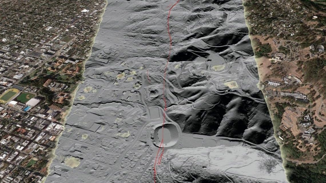 El estadio de futbol americano de la Universidad de California en Berkeley (al centro) es una de las grandes construcciones por las que atraviesa la Falla de Hayward.