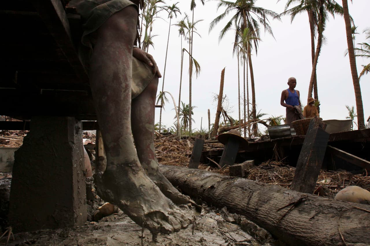 <b>Puesto 3. Myanmar. </b>Esta nación del sudeste asiático fue devastada por el ciclón Nargis en 2008, en el que fallecieron unas 140,000 personas. Tiene el índice más alto de fallecidos por cada 100,000 habitantes de la lista (14.4) y las pérdidas materiales superaron los 12,000 millones de dólares entre 1998 y 2017. Aunque tuvo 47 eventos meteorológicos en ese período, Nargis causó el 95% de los daños y muertes de los últimos 20 años.
