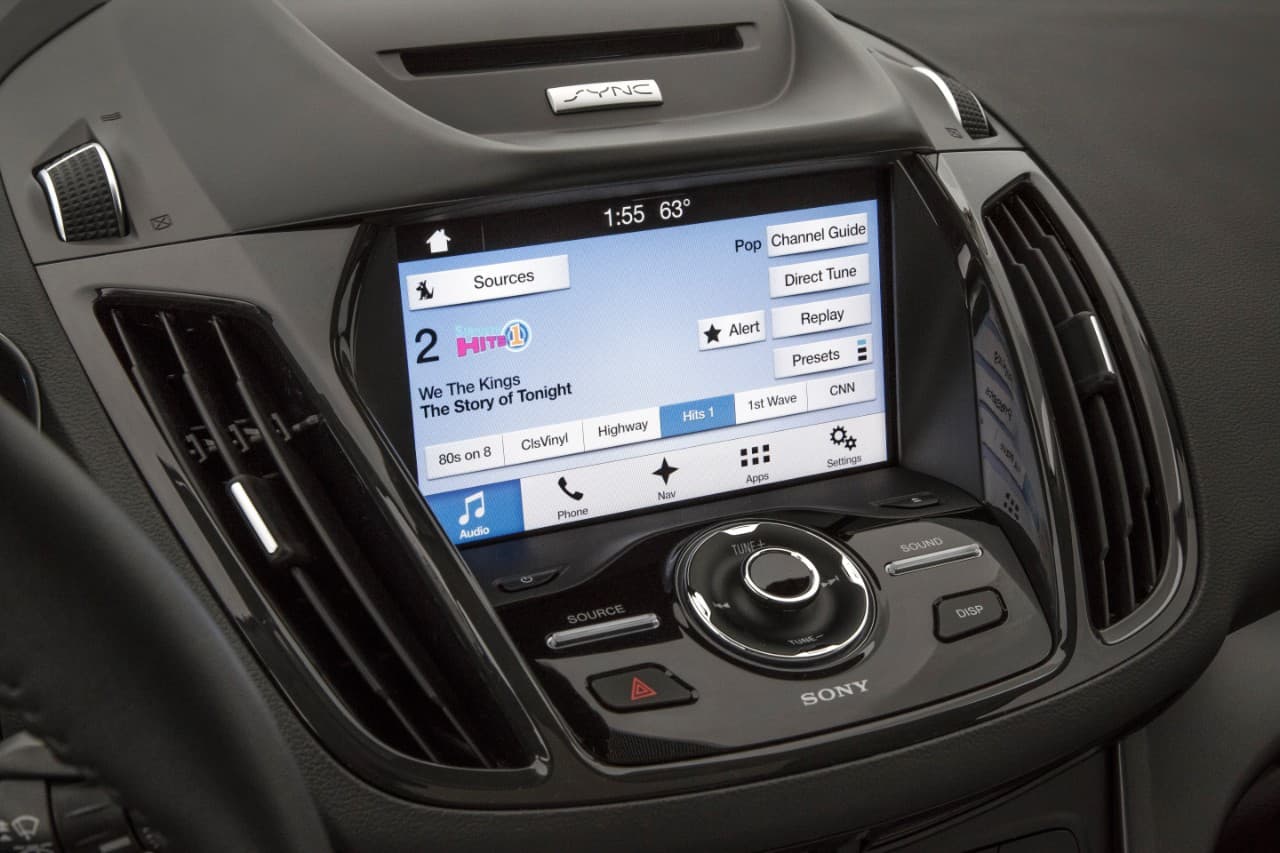 Los cambios en la distribución de diversos elementos en el interior hay que agradecérselos a la adopción en Escape 2017 de un freno de estacionamiento electrónico. Desde Ford dicen que han oído las opiniones de los clientes para dar forma a estos cambios y mejoras