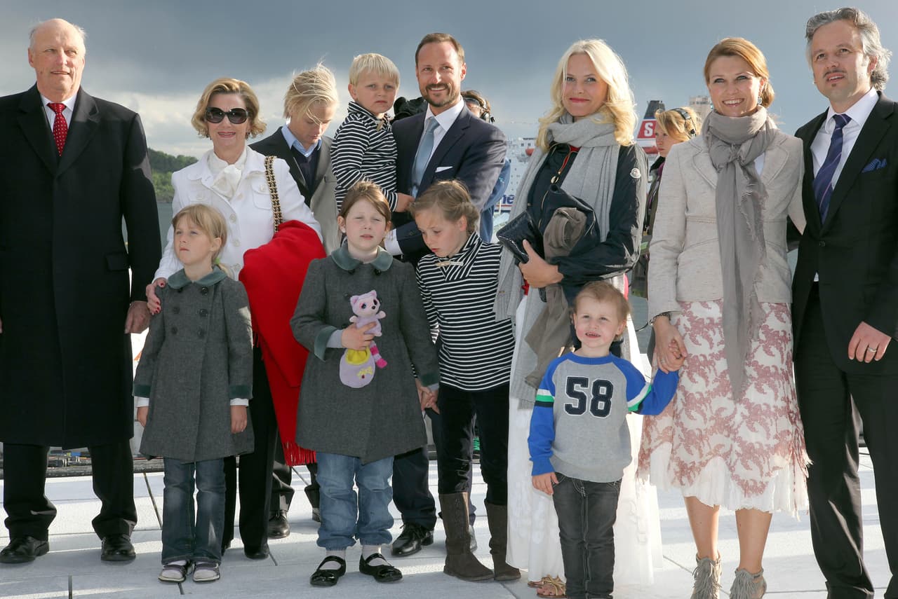 El escritor Ari Behn nació en Aarhus, Dinamarca y estuvo casado 14 años con la 
<b>princesa Märtha Louise</b>, con quien procreó tres hijas: Maud (16 años), Leah (14) y Emma (11).
<br>