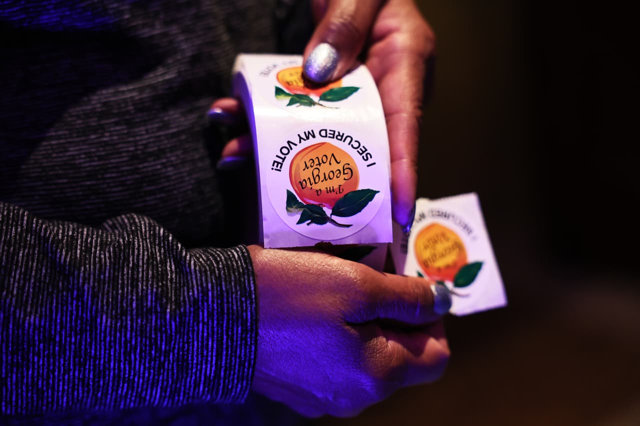 Autoridades electorales en el condado Cobb informaron que dos centros permanecerán abiertos después de las 7:00 p.m. porque abrieron más tarde. El precinto Kennesaw 3A en el centro comunitario Ben Robertson se ha extendido hasta las 7:45 p.m. El horario en el precinto Oregon 03 en el Centro Comunitario Fair Oaks aceptará la votación en persona hasta las 7:06 p.m.