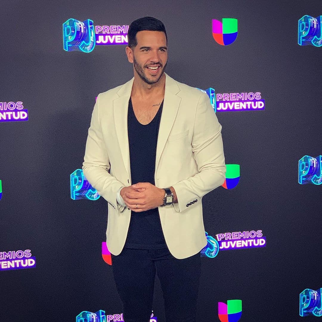 Otro de los asistentes fue el chef Yisus, aquí lo vimos vestido con prendas de color beige y negro, tonos básicos que hicieron que su atuendo fuera un triunfo para el minimalismo.
<br>