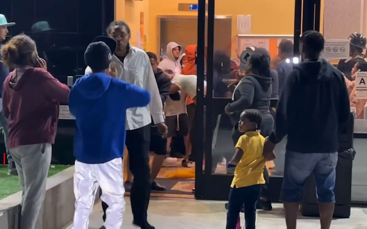 Estalla pelea en refugio de Brooklyn; inmigrantes latinos dicen ser agredidos por residentes