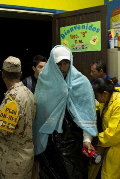 El paso del huracán Odile por las cosas mexicanas de Baja California Sur deja destrucción, evacuaciones y a cientos de casa sin energía eléctrica. Por su parte, el Sistema Meteorológico Nacional (SMN) advirtió que lluvias de muy fuertes a intensas golpearán Baja California Sur durante las próximas horas. Con la información de Univision.com