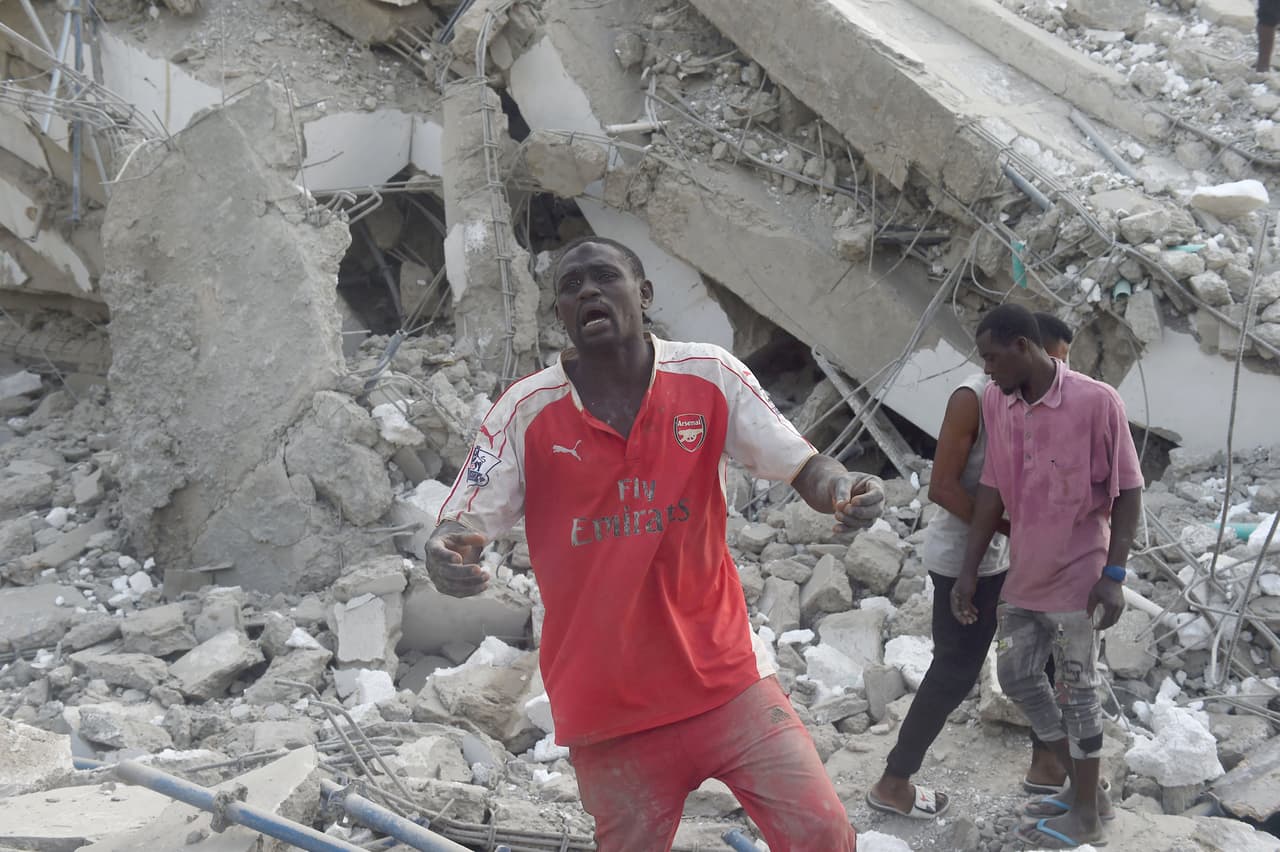 Una persona desesperada esperando a los servicios de rescate frente a los escombros de un edificio en construcción que se derrumbó en Lagos, la ciudad más grande de Nigeria.
<br>
<br>Las autoridades de ese país confirmaron la muerte de tres personas y el rescate con vida de otras tres. El número de desaparecidos no ha sido determinado.
<br>