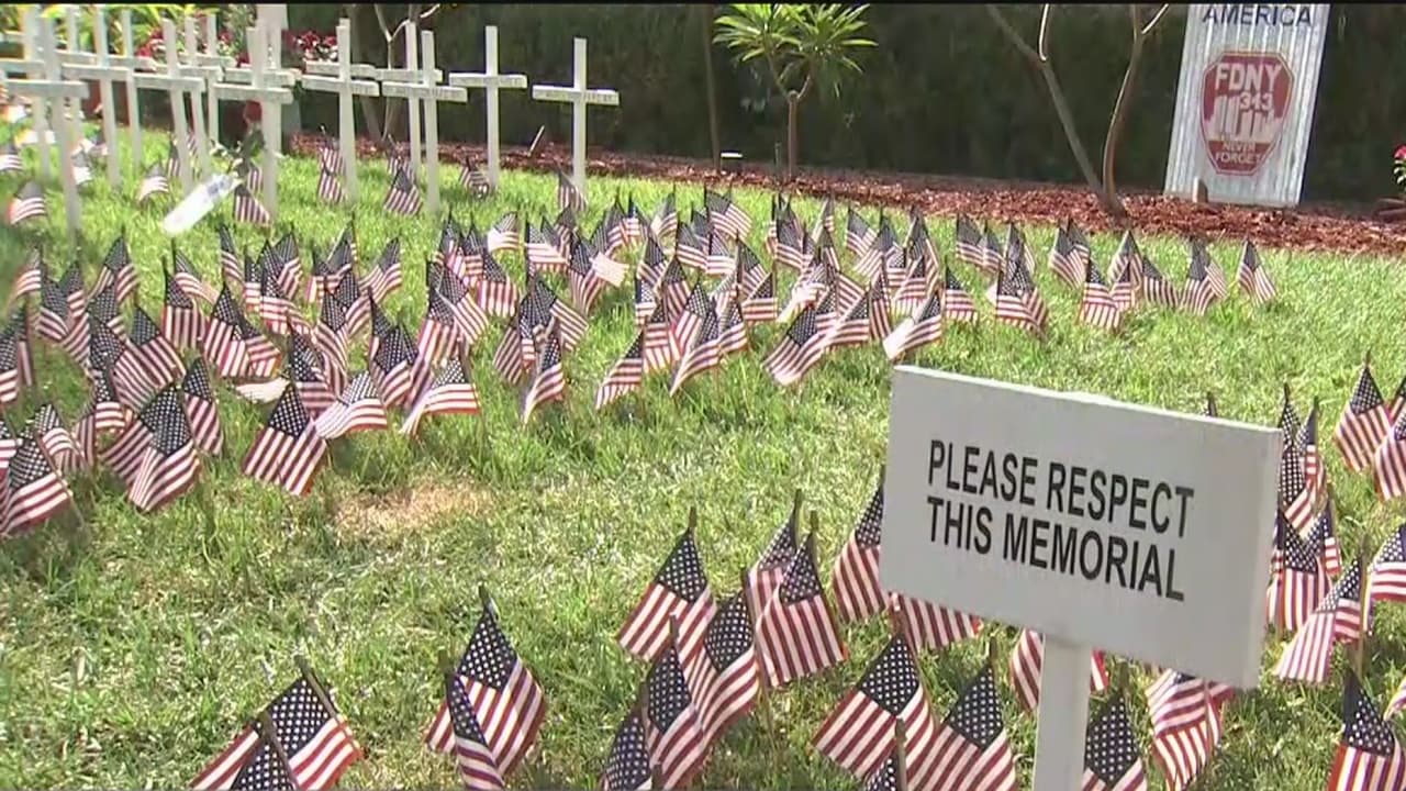 Bombero usa el patio de su casa para homenajear a las víctimas del 9/11