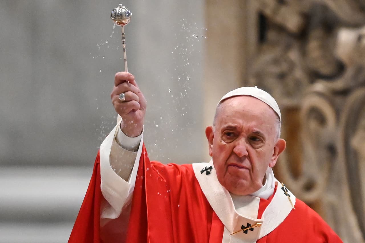 El papa Francisco celebra la misa del 'Domingo de Ramos' en la Basílica de San Pedro.