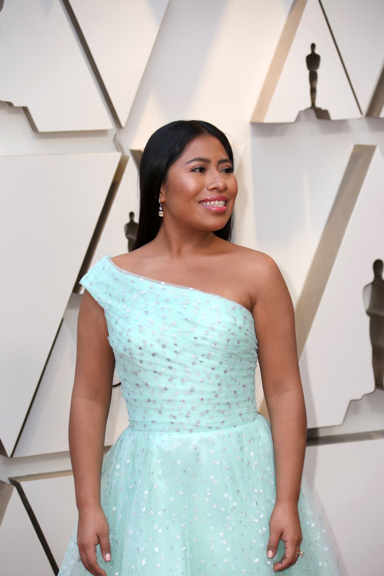 De acuerdo con el diseñador Servando Hernández, Yalitza Aparicio aún no sabe de la existencia de su muñeca coleccionable. Otras celebridades y personajes que él ha creado son Britney Spears, Angelina Jolie y Kendall Jenner.