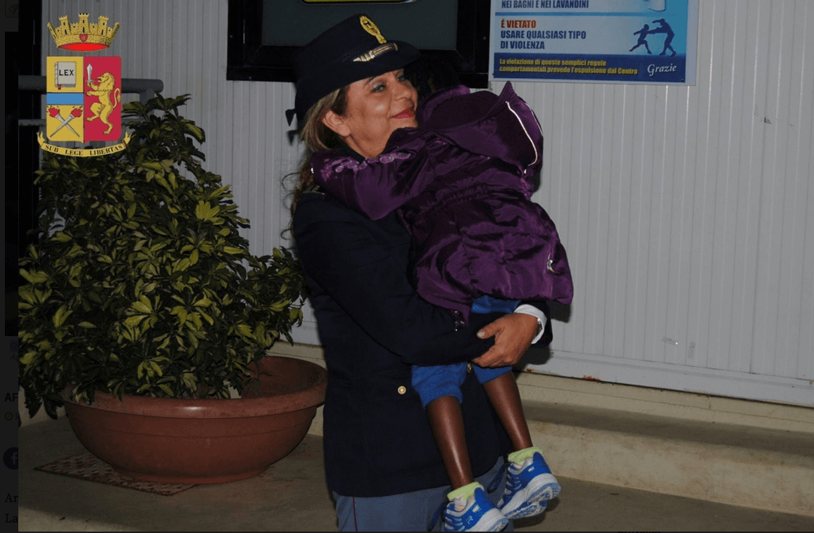 Oumoh, la niña migrante que viajó sola de Africa y que se reunirá con su madre en Italia 