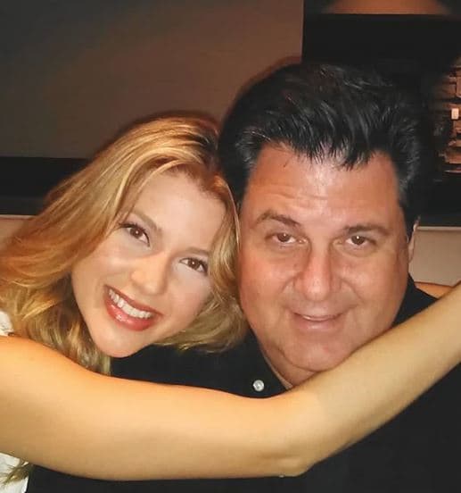 Su padre es estadounidense.