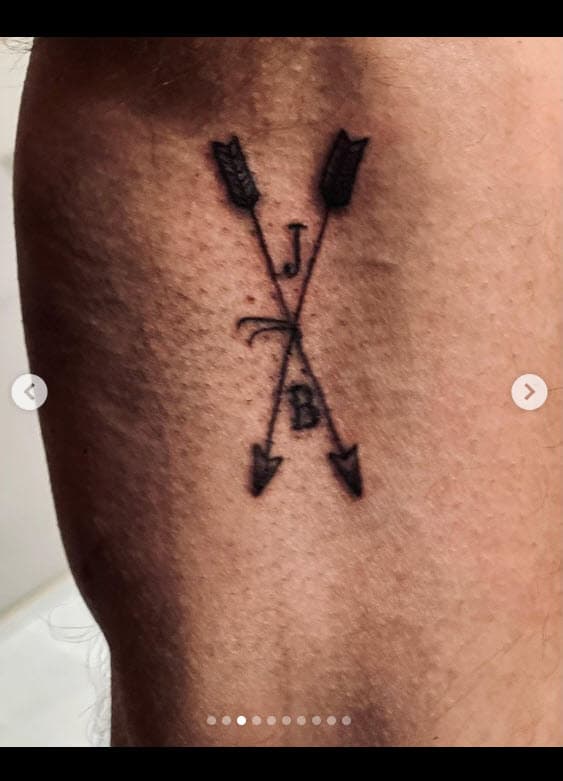 El diseño, que hace honor a su relación con la cantante, tiene dos flechas que se cruzan, así como las letras ‘J’ y ‘B’.