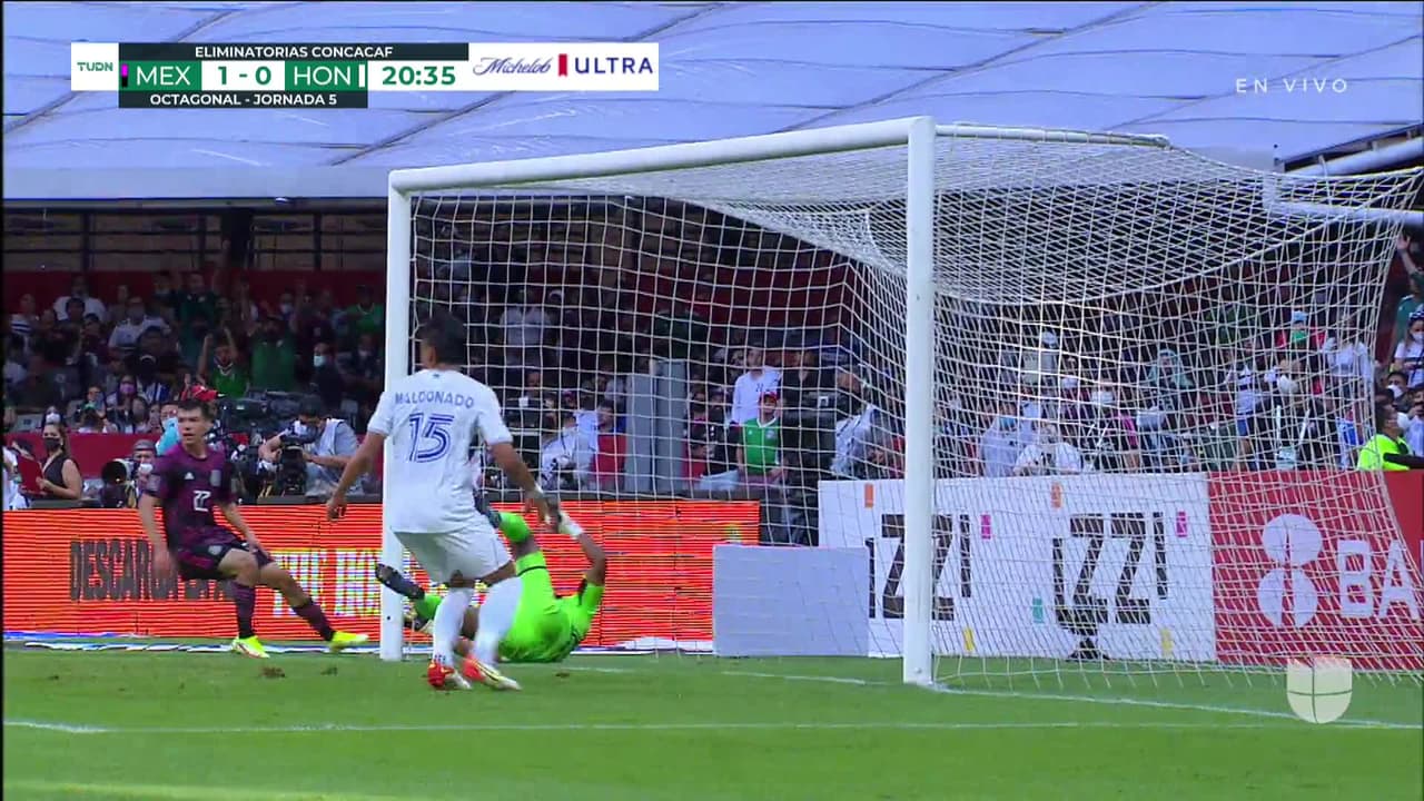 ¡CERCA! Raúl Jiménez disparó que se estrella en el poste.