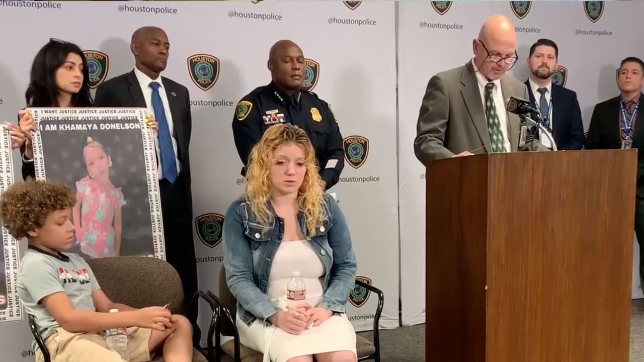 La madre de la pequeña junto a Troy Finner, jefe de la policía de Houston, pidieron ayuda para encontrar a los sospechosos.