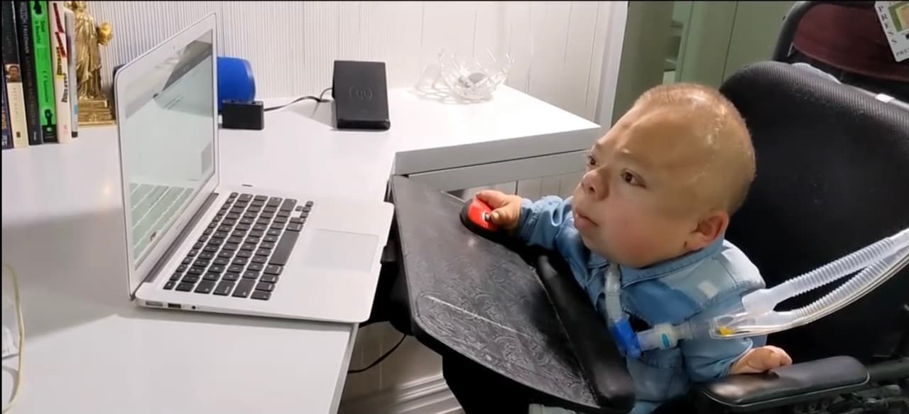 Ahora, todo ese trabajo y dedicación de más de una década ha dado satisfacciones a toda la familia, la cual está orgullosa de Christopher.
<br>
<br>Hoy, no solo Christopher se graduó de la Universidad con honores y el año pasado fue aceptado para hacer su maestría de periodismo en la Columbia University, una de las instituciones académicas más prestigiosas del mundo. "El día que recibí esa carta casi me da un infarto", dice emocionado Álvarez.
<br>