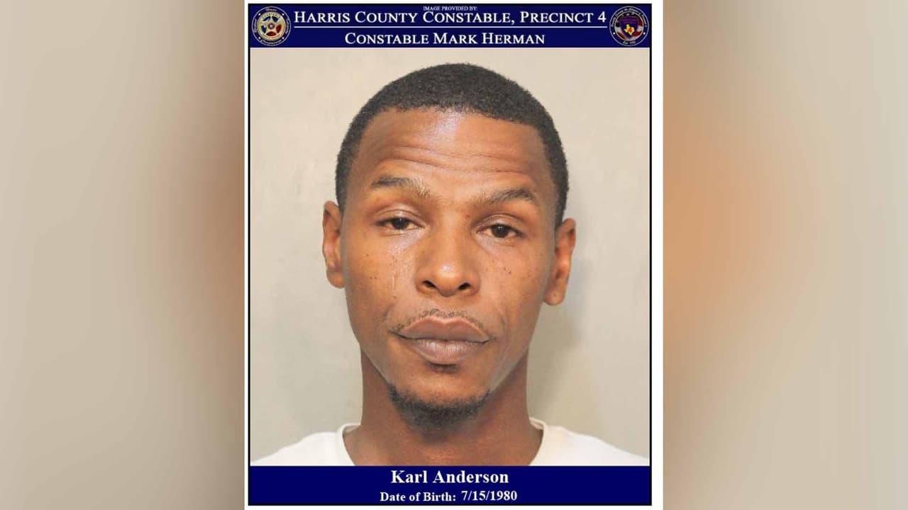 Karl Anderson también enfrenta cargos por portar un arma de fuego ilegal.
<br>
<br>