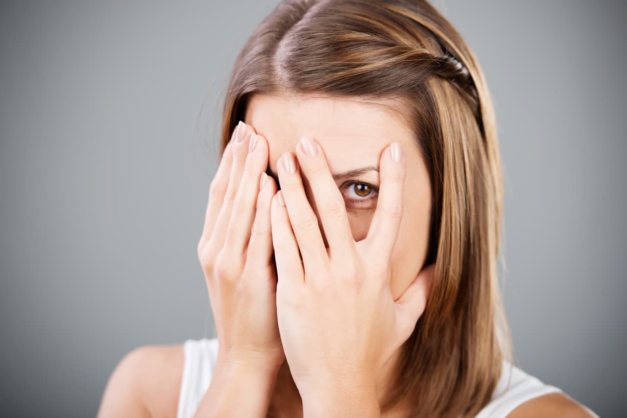 Aunque es perfectamente normal sentir nervios al relacionarse con otras personas, hay personas para las que la timidez se convierte realmente en un obstáculo en su vida.